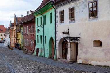 Ortaçağ saat kulesi manzarası, Transilvanya 'nın ünlü turistik merkezi Segesvar (Sighisoara))