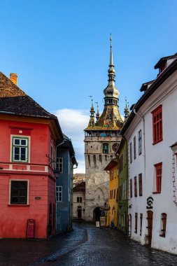 Ortaçağ saat kulesi manzarası, Transilvanya 'nın ünlü turistik merkezi Segesvar (Sighisoara))