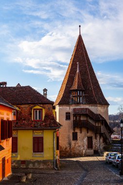 Ortaçağ saat kulesi manzarası, Transilvanya 'nın ünlü turistik merkezi Segesvar (Sighisoara))