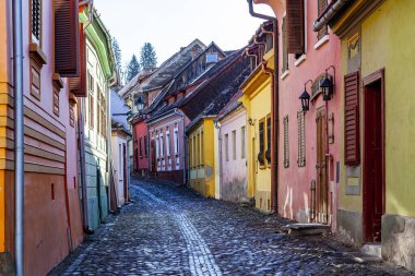 Ortaçağ saat kulesi manzarası, Transilvanya 'nın ünlü turistik merkezi Segesvar (Sighisoara))