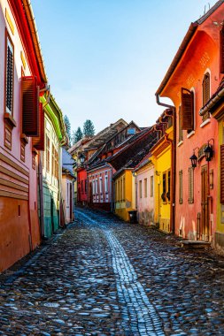 Ortaçağ saat kulesi manzarası, Transilvanya 'nın ünlü turistik merkezi Segesvar (Sighisoara))