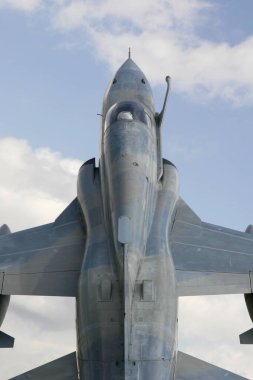 Gökyüzünde askeri savaş uçağı