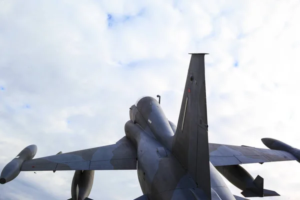 战斗机在军用喷气式飞机的屋顶上 — 图库照片