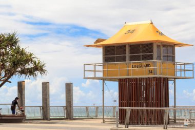 Sahildeki cankurtaran direği manzarası