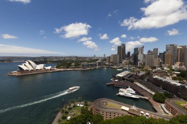Sydney Avustralya 'daki Circular Quay iş bölgesinde limana bir feribot iniyor.
