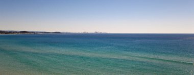 Byron Bay NSW Avustralya 'daki Tallow Plajı. Byron Körfezi Avustralya 'nın en doğu noktası ve popüler bir seyahat merkezidir..