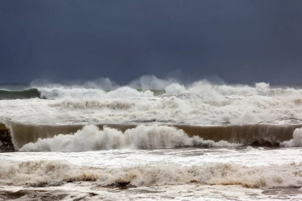 Onde Che Infrangono Sulla Spiaggia — Foto Stock