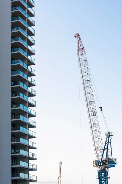 Gru Costruzione Edificio Sotto Cielo Blu — Foto Stock