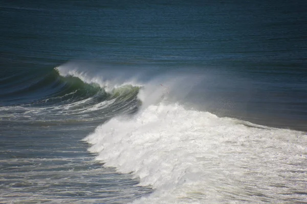 Ondas Batendo Praia — Fotografia de Stock