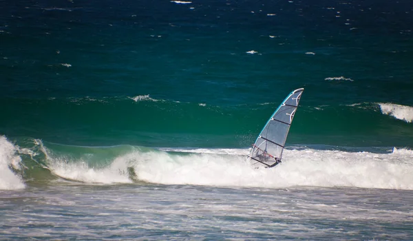 Windsurf Las Altas Olas Del Mar —  Fotos de Stock