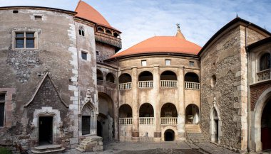 Corvin 'in iç avlusunun mimari detayları. Hunyadi Kalesi olarak da bilinir. Hunedoara, Transilvanya.