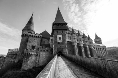Corvin Castle, Hunedoara, Transilvanya. Corvin Kalesi ya da Hunyadi Kalesi, Hunedoara, Transilvanya 'da bir Gotik-Rönesans kalesidir..