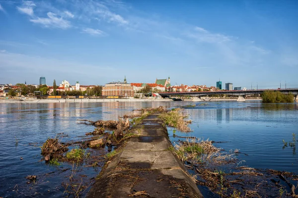 华沙城市 维斯瓦河河和城市天际线上的老码头 对老城的看法 — 图库照片