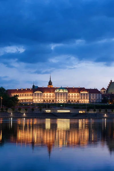 Königsschloss Der Stadt Warschau Polen Der Abenddämmerung Mit Spiegelung Des — Stockfoto