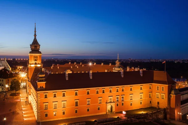 ポーランド ワルシャワの旧市街 王宮の夜 歴史的な街のランドマークのライトアップ — ストック写真