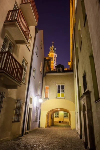オールドタウン ワルシャワ ポーランドの都市の夜のドーナ通り — ストック写真