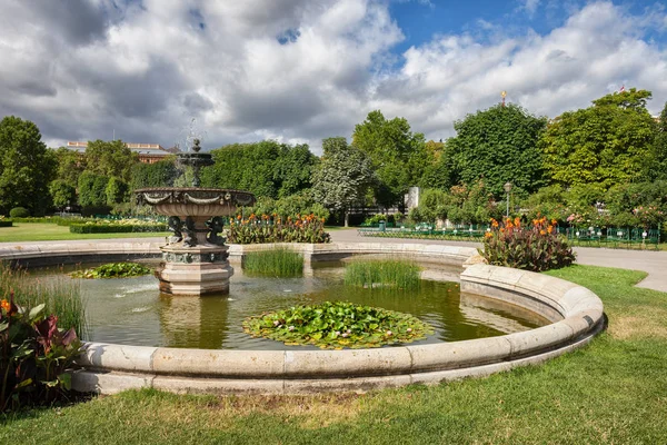 奥地利 维也纳 Volksgarten 人的庭院 公园在市中心与喷泉和水池 — 图库照片