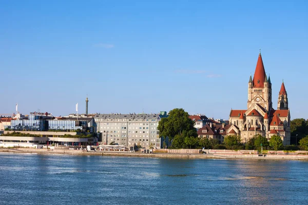 Austria Viena Horizonte Ciudad Través Del Río Danubio Con Iglesia — Foto de Stock