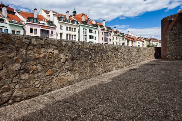 スロバキア 古い市壁の要塞の背後にある集合住宅の行のブラチスラヴァ市 — ストック写真