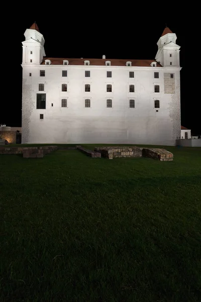 Slowakei Bratislava Burg Bei Nacht Ostseite Historisches Wahrzeichen Der Stadt — Stockfoto