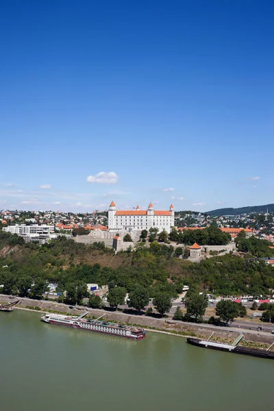 Slovakya Bratislava Tuna Nehri Castle Küçük Karpatlar Tepe Üzerinde — Stok fotoğraf