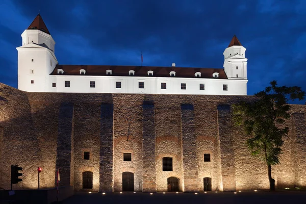 Castello Bratislava Notte Slovacchia Alto Muro Con Fortificazione Contrafforti Monumento — Foto Stock