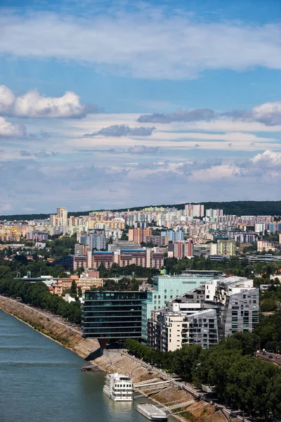 Словакия Братислава Столица Дуная Городской Пейзаж Домиками Склоне Холма Многоквартирные — стоковое фото