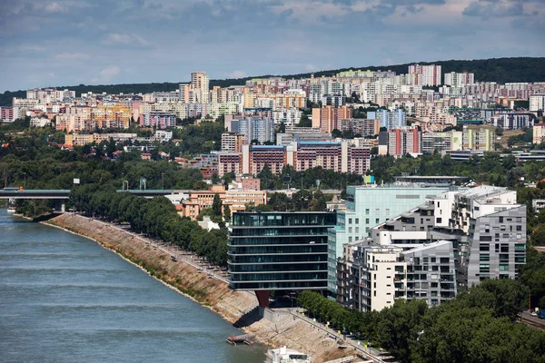 斯洛伐克 布拉迪斯拉发 多瑙河上的首都 有山坡房屋的城市景观 公寓楼 单位块 住宅建筑 — 图库照片