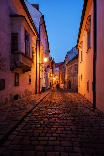 老镇房子和鹅卵石街 宁静的夜晚在城市布拉迪斯拉发在斯洛伐克 — 图库照片