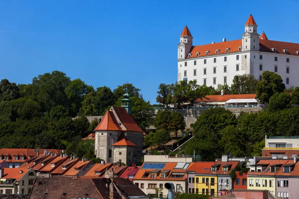 Eslovaquia Bratislava Capital Pintoresco Paisaje Castillo Bratislava Una Colina —  Fotos de Stock