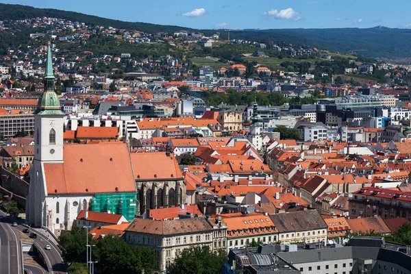 布拉迪斯拉发老城在斯洛伐克 首都历史中心 圣马丁大教堂在左侧 — 图库照片