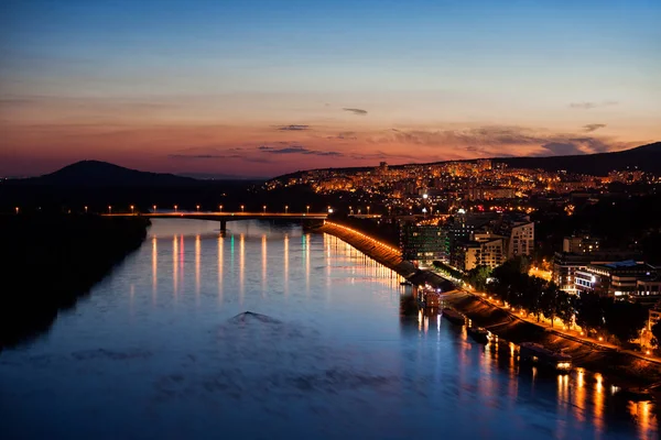 Alacakaranlıkta Bratislava Şehir Tuna Nehri Slovakya Sakin Akşam Cityscape Tarafından — Stok fotoğraf