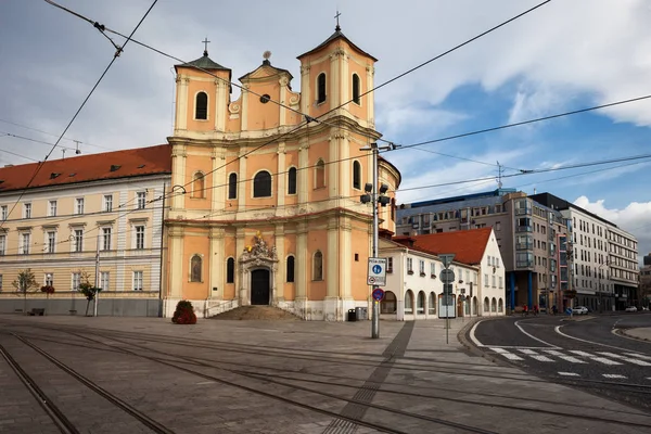 解けてとヴァロワ ブラチスラバ スロバキアのトリニティ教会のサン フェリックスの聖ヨハネ教会 — ストック写真