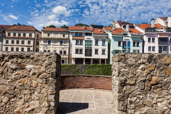 Città Bratislava Slovacchia Fila Condomini Dietro Vecchio Muro Pietra Della — Foto Stock