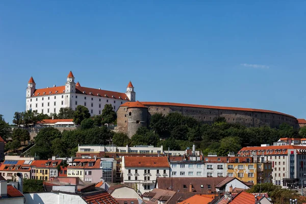 斯洛伐克 布拉迪斯拉发 首都城市景观与布拉迪斯拉发城堡 Bratislavsky 在山上 — 图库照片