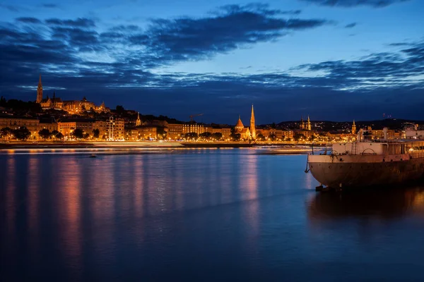 Rio Danúbio Crepúsculo Cidade Budapeste Hungria Noite Tranquila Com Horizonte — Fotografia de Stock