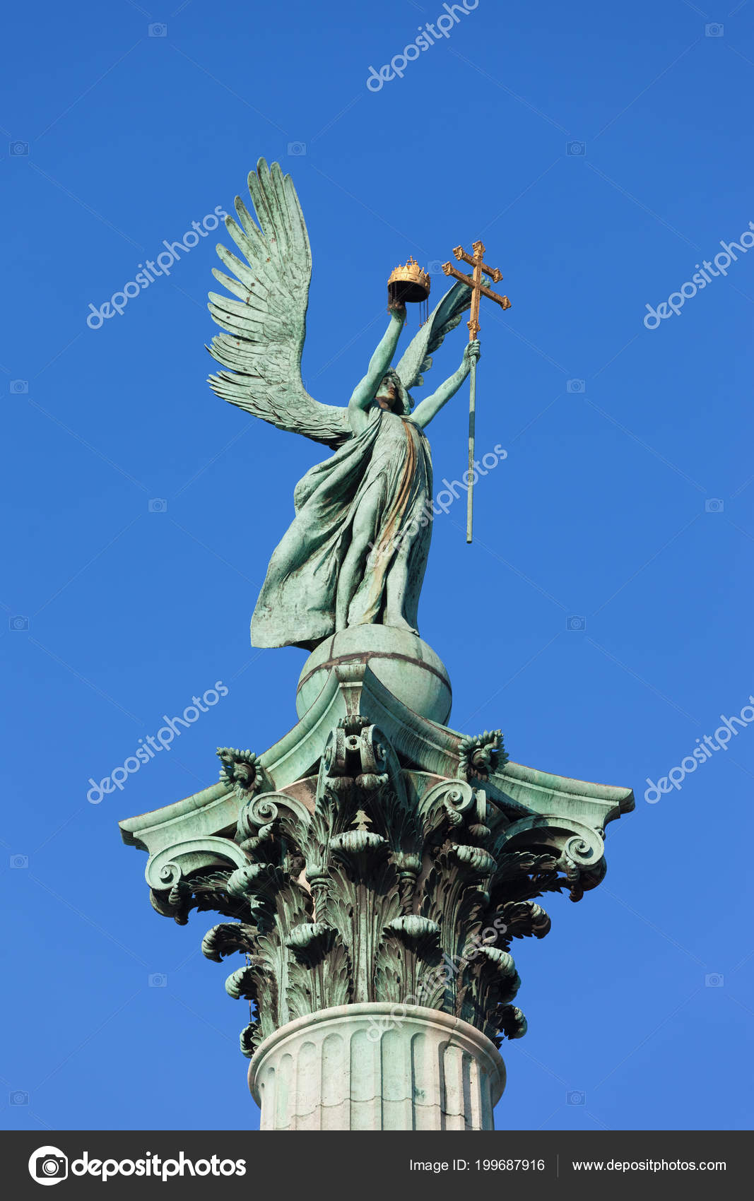 Erzengel Gabriel Statue Mit Heiliger Krone Des Stiefmütterchens Und  Apostolischem – Stockfoto © rognar #199687916, image size:1067x1700