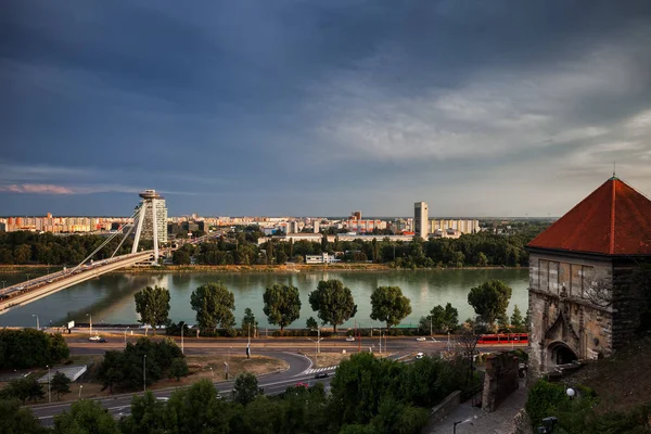 Panoramę Stolicy Bratysławy Słowacji Dunaju Zachodzie Słońca — Zdjęcie stockowe