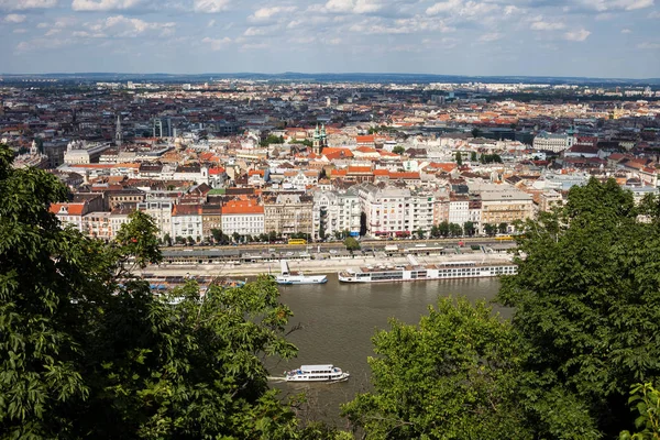 布达佩斯首都城市景观与多瑙河从盖勒特山看到 匈牙利 — 图库照片