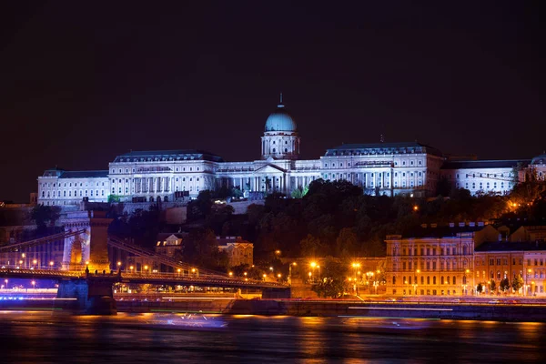 匈牙利布达佩斯城市 布达城堡 巴洛克式皇宫夜景照亮 从多瑙河景观 — 图库照片