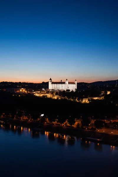 Slowakei Bratislava Beleuchtete Burg Bratislava Auf Einem Hügel Der Dämmerung — Stockfoto