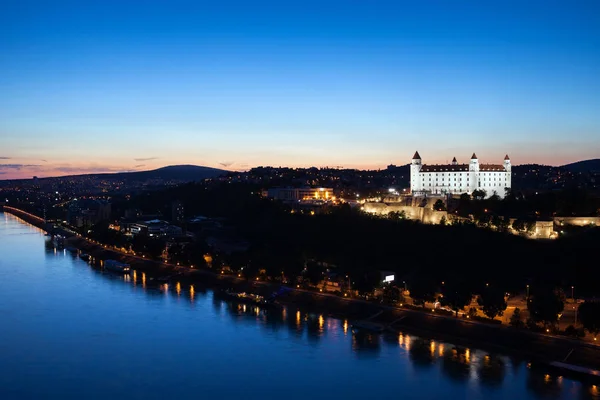 布拉迪斯拉发城市在斯洛伐克在黄昏 多瑙河河和布拉迪斯拉发城堡在山上 — 图库照片