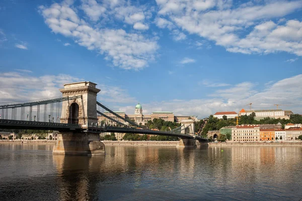 Most Łańcuchowy Dunaju Zamku Królewskiego Zabytkowych Domów Mieście Budapest Węgry — Zdjęcie stockowe