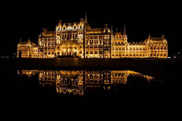 Здание Парламента Венгрии Будапешта Освещалось Ночью Зеркальным Отражением Воде — стоковое фото