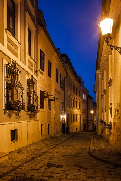 Ciudad Bratislava Por Noche Eslovaquia Calle Estrecha Casas Casco Antiguo —  Fotos de Stock