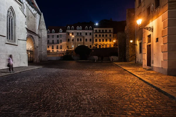 Eslovaquia Bratislava Ciudad Vieja Por Noche Plaza Adoquinada Junto Catedral — Foto de Stock