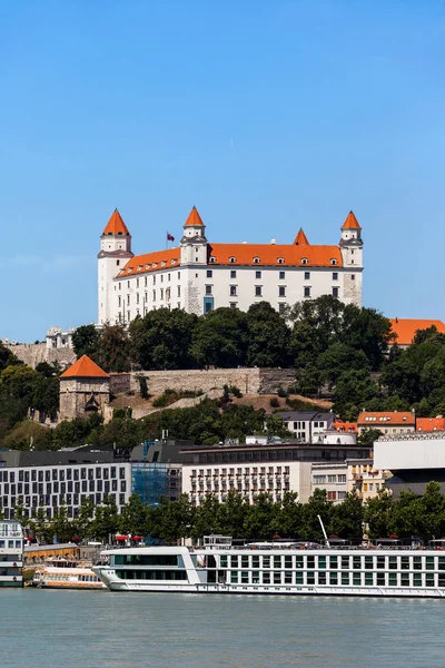 Slovakya Bratislava Şehir Manzaralı Bir Tepenin Üzerinde Bratislava Castle Ile — Stok fotoğraf