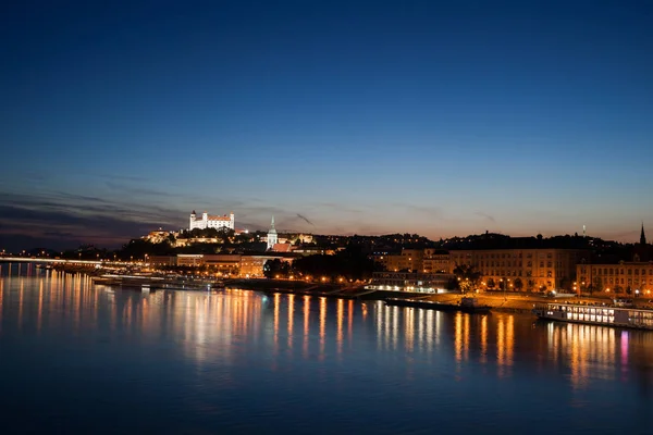 Ciudad Capital Bratislava Skyline Desde Río Danubio Por Noche Eslovaquia — Foto de Stock