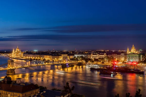 布达佩斯城市在匈牙利的夜晚 在多瑙河上的链桥夜景 从布达到害虫的看法 — 图库照片
