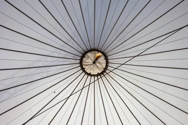 Абстрактный Фон Потолка Палатки Рисунок Сходящихся Линий Кругу Середине — стоковое фото
